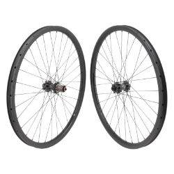 WHL PR 27.5 584x24 OR8 BOLT CARBON 26mmTBLS DISC BK 32 OR8 MT1110 ELITE 8-11sCAS 6B QR SP SEAL BK 135mm SAPIM RACE 2.0/1.8 BK (NO SKEWER) 